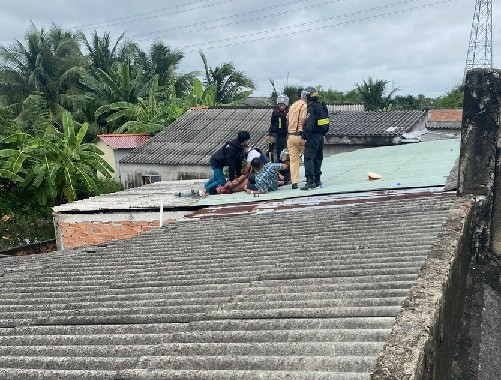 Bắt đối tượng “ngáo đá” trên mái nhà, một sĩ quan công an té chấn thương nặng ở Tiền Giang - Ảnh 2.