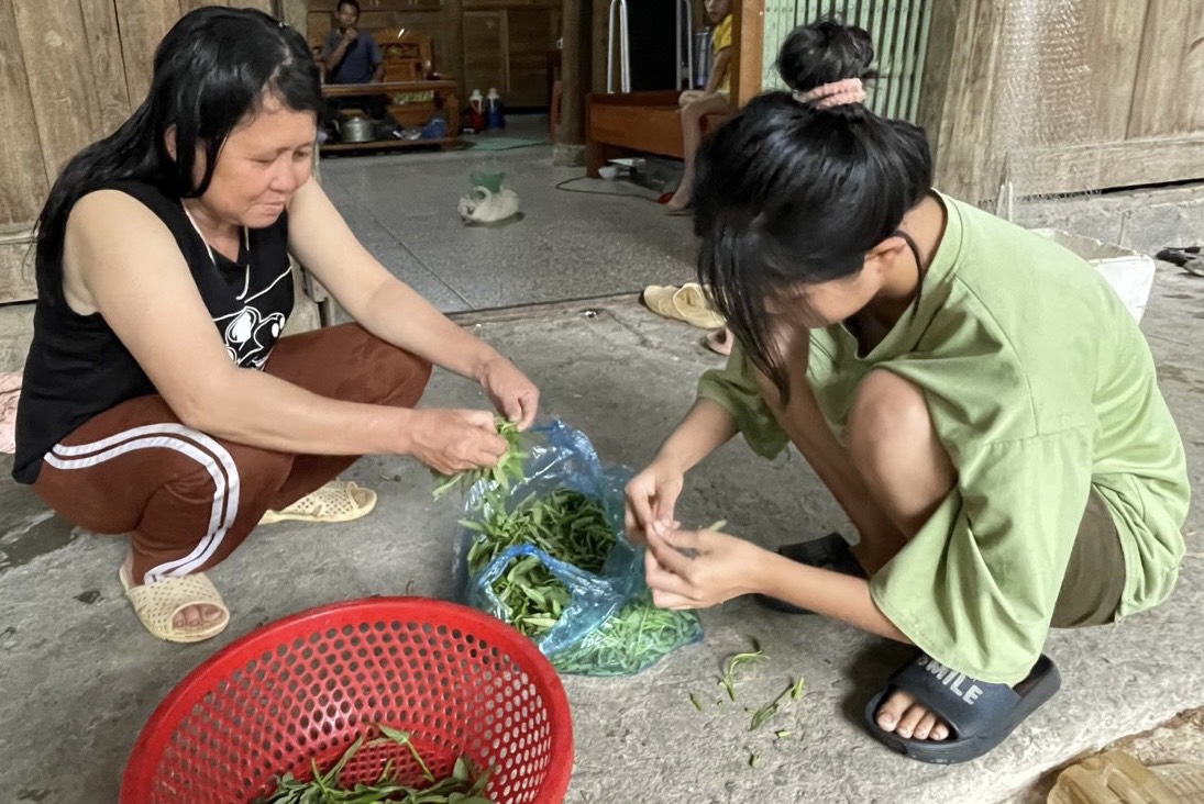 Cha mẹ mất sớm, 2 chị em sống với bác trong cảnh nghèo khó - Ảnh 2.