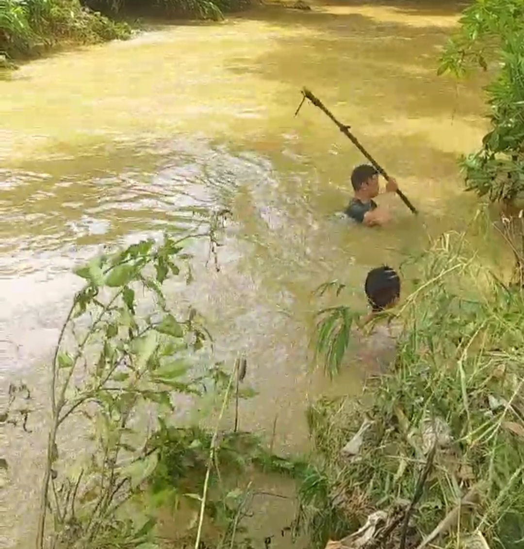 Lào Cai: Bé trai 2 tuổi trượt chân ngã xuống suối mất tích - Ảnh 2.