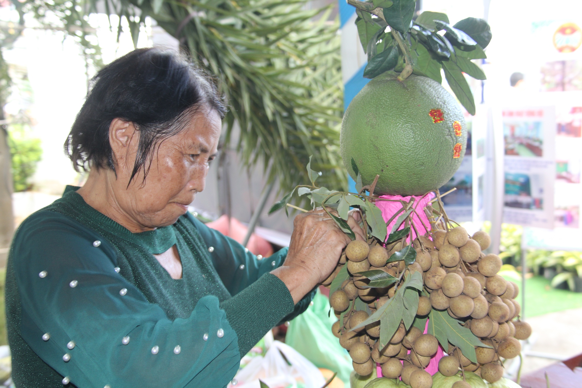 Hàng loạt trái cây đặc sản, hoa kiểng được trưng bày chào mừng Đại hội đại biểu Hội Nông dân tỉnh Đồng Tháp - Ảnh 6.