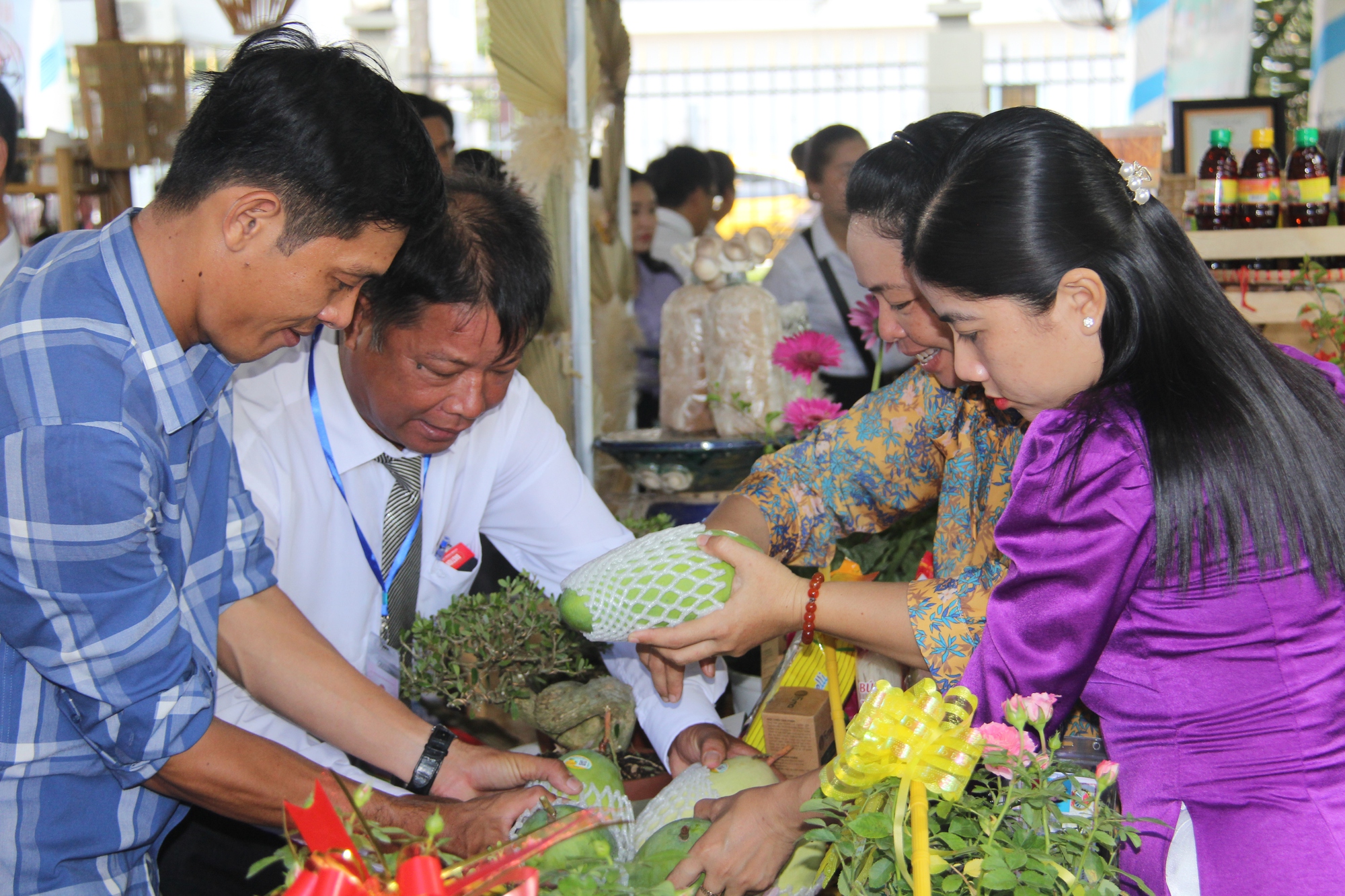 Hàng loạt trái cây đặc sản, hoa kiểng được trưng bày chào mừng Đại hội đại biểu Hội Nông dân tỉnh Đồng Tháp - Ảnh 3.