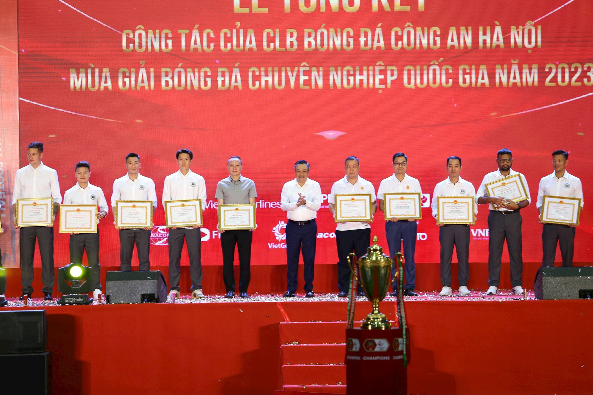 Quang Hải, Filip Nguyễn nhận bằng khen của lãnh đạo CLB Công an Hà Nội - Ảnh 2.