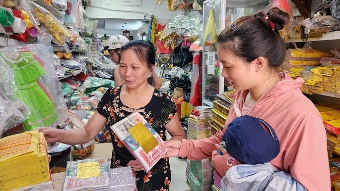 Rằm tháng 7, phố kinh doanh vàng mã ở Hà Nội vẫn ế khách - Ảnh 2.