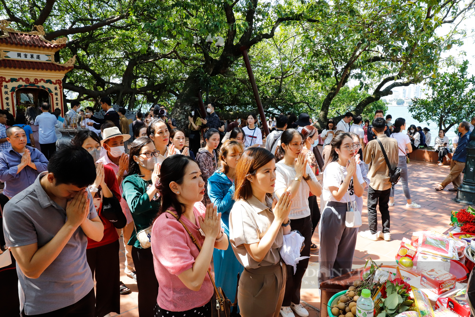 Dân văn phòng nghỉ làm sớm đổ về phủ Tây Hồ lễ Rằm tháng 7 - Ảnh 2.