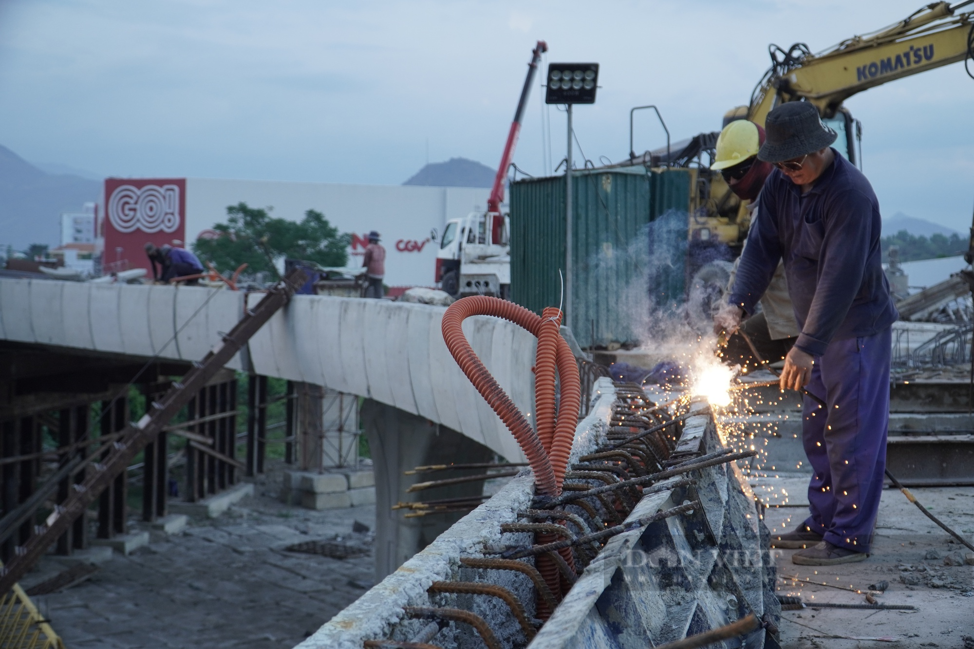 Cận cảnh nút giao thông Ngọc Hội Nha Trang trước ngày thông xe - Ảnh 2.