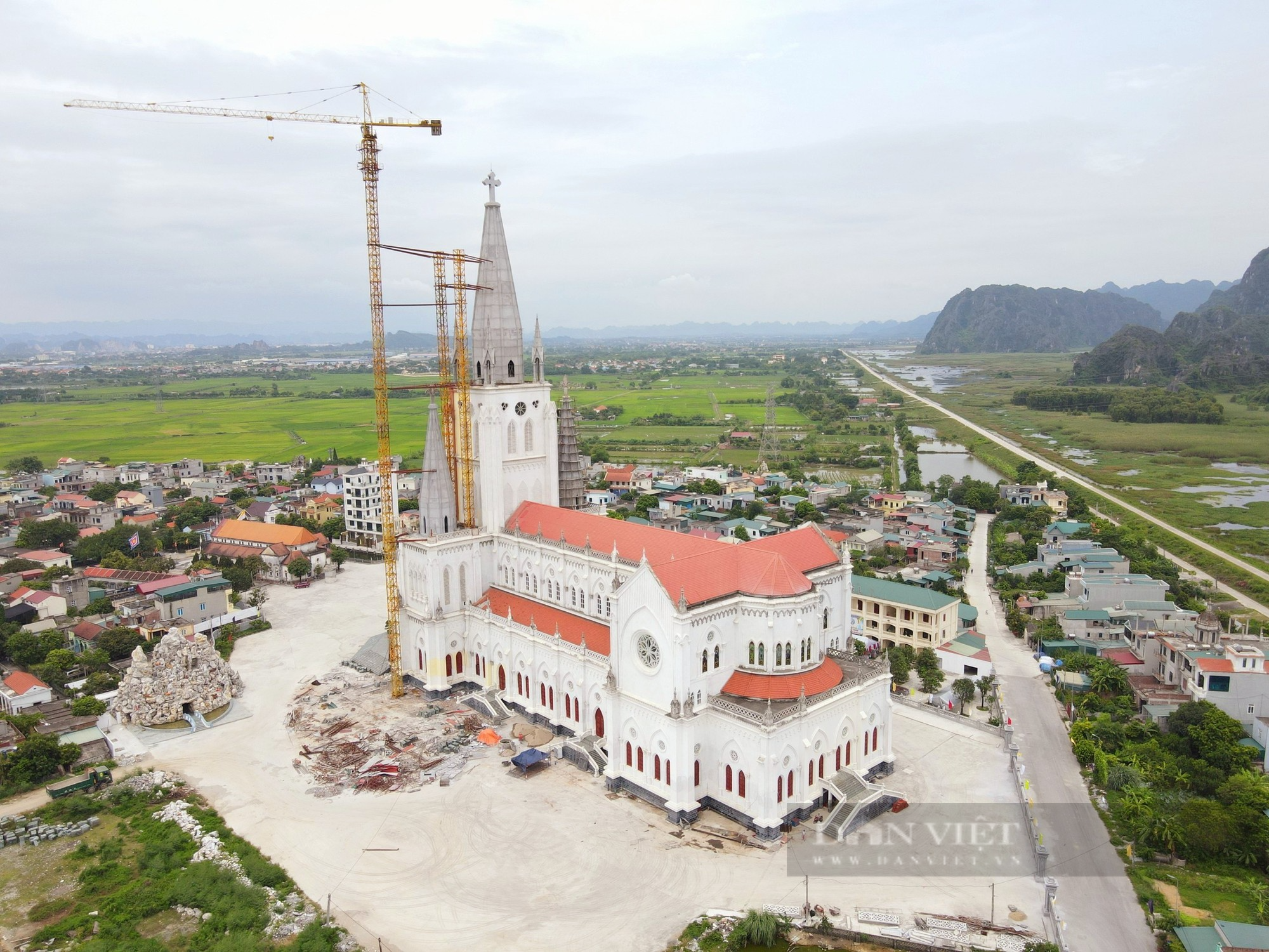 Chiêm ngưỡng nhà thờ giáo xứ Lãng Vân được cho là lớn nhất Việt Nam - Ảnh 3.