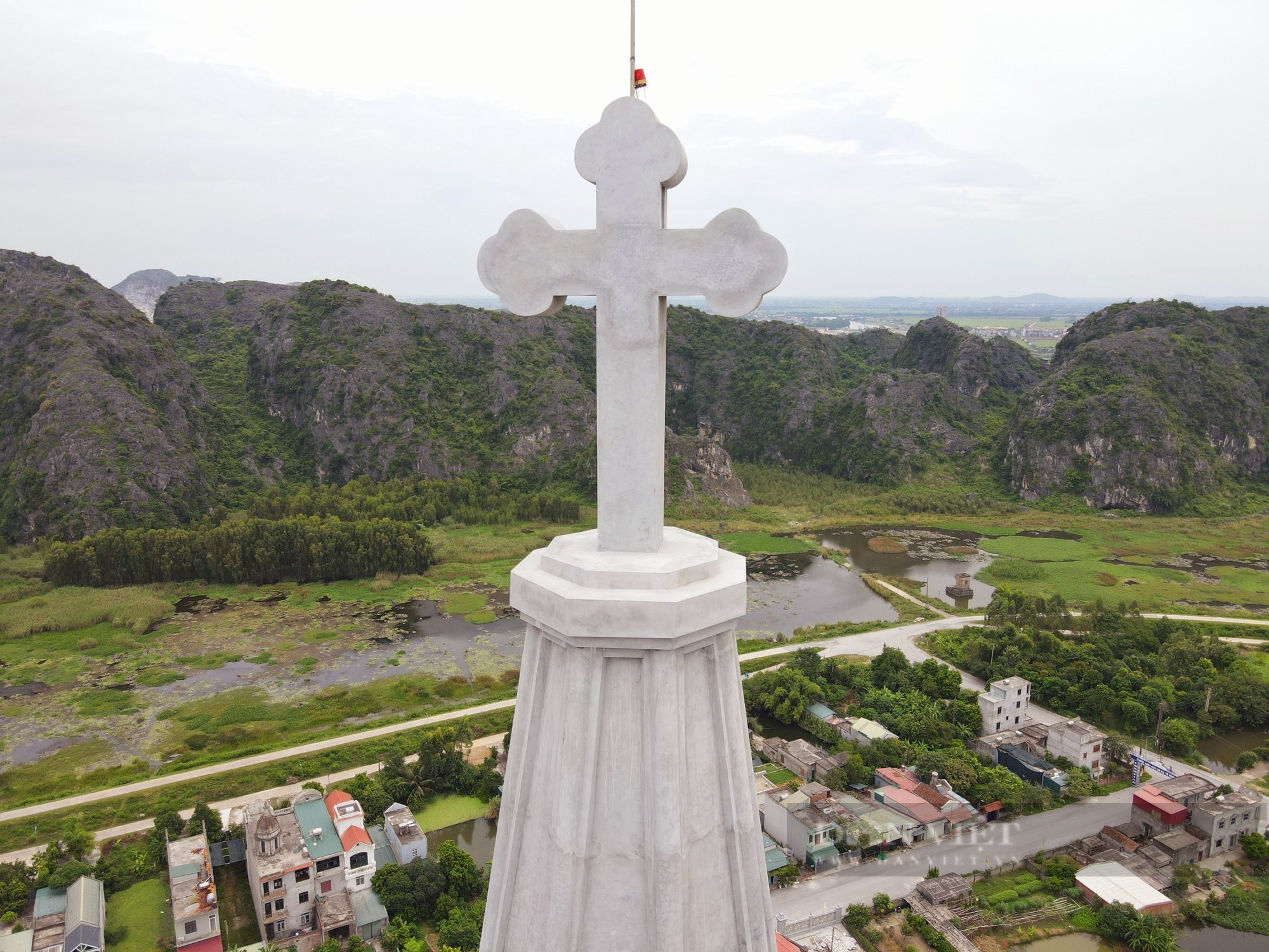 Chiêm ngưỡng nhà thờ giáo xứ Lãng Vân được cho là lớn nhất Việt Nam - Ảnh 4.