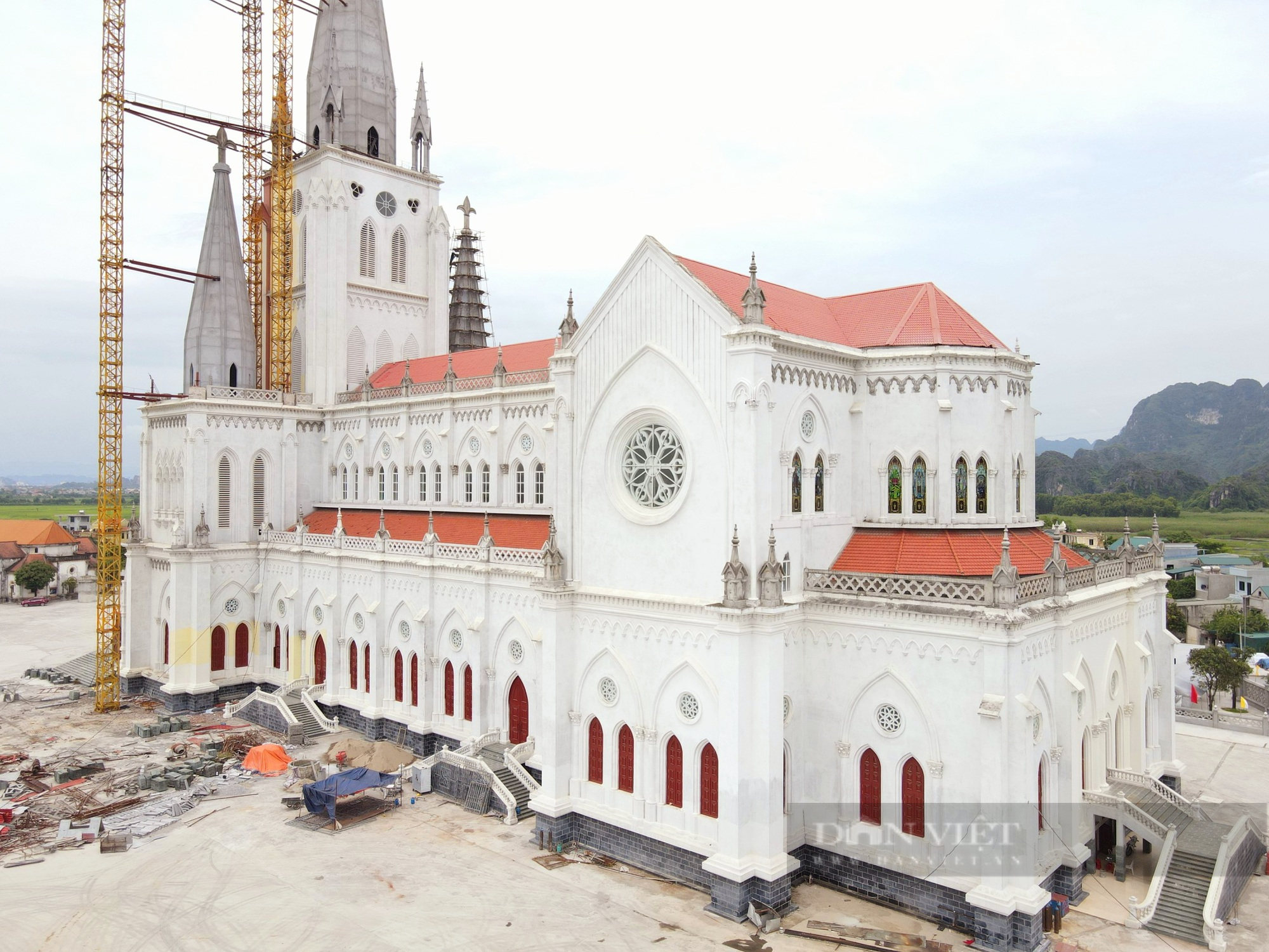 Chiêm ngưỡng nhà thờ giáo xứ Lãng Vân được cho là lớn nhất Việt Nam - Ảnh 5.