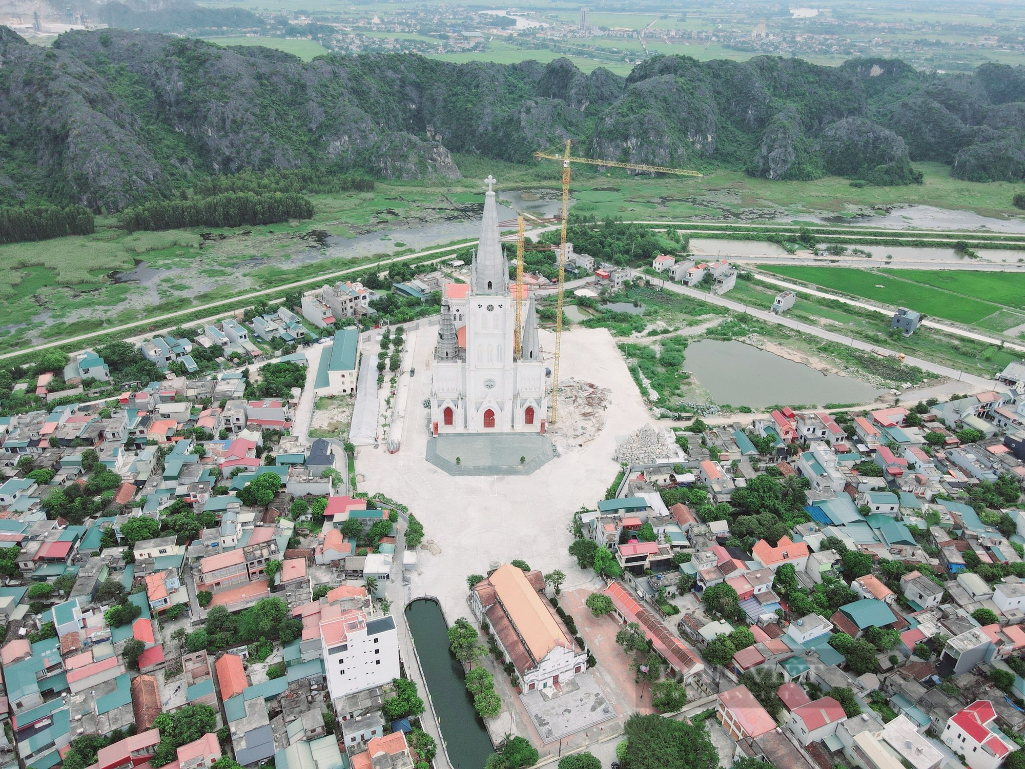 Chiêm ngưỡng nhà thờ giáo xứ Lãng Vân được cho là lớn nhất Việt Nam - Ảnh 7.