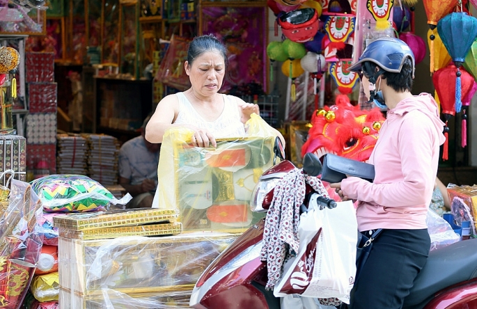 Rằm tháng 7, phố kinh doanh vàng mã ở Hà Nội vẫn ế khách - Ảnh 1.
