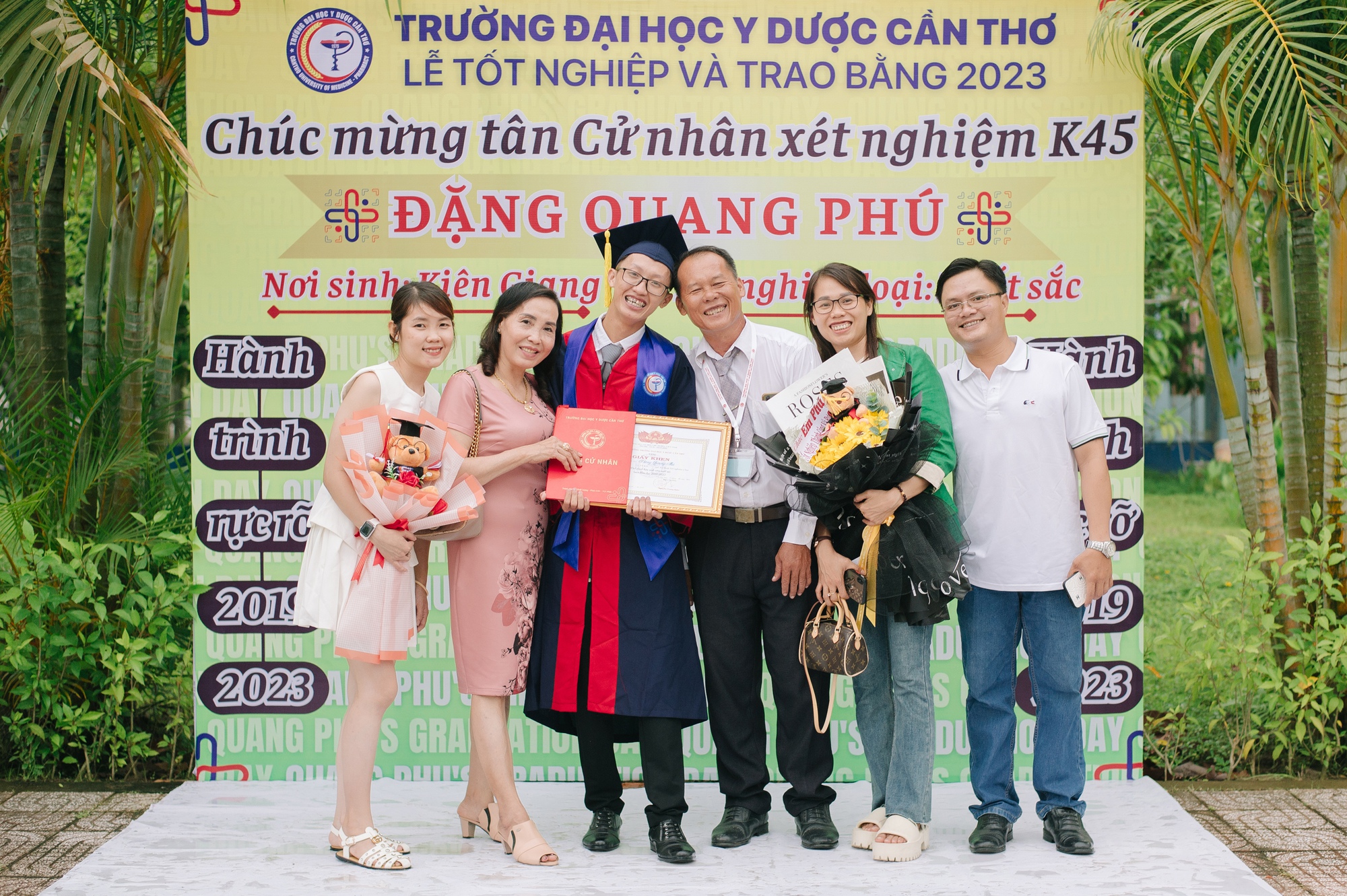 Hành trình rực rỡ của nam sinh tốt nghiệp Xuất sắc trường Y Dược, sở hữu bảng thành tích dài vài trang A4 - Ảnh 2.