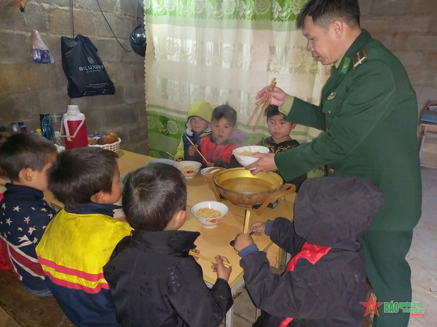 Cán bộ biên phòng hết lòng với trẻ em dân tộc Mông - Ảnh 1.