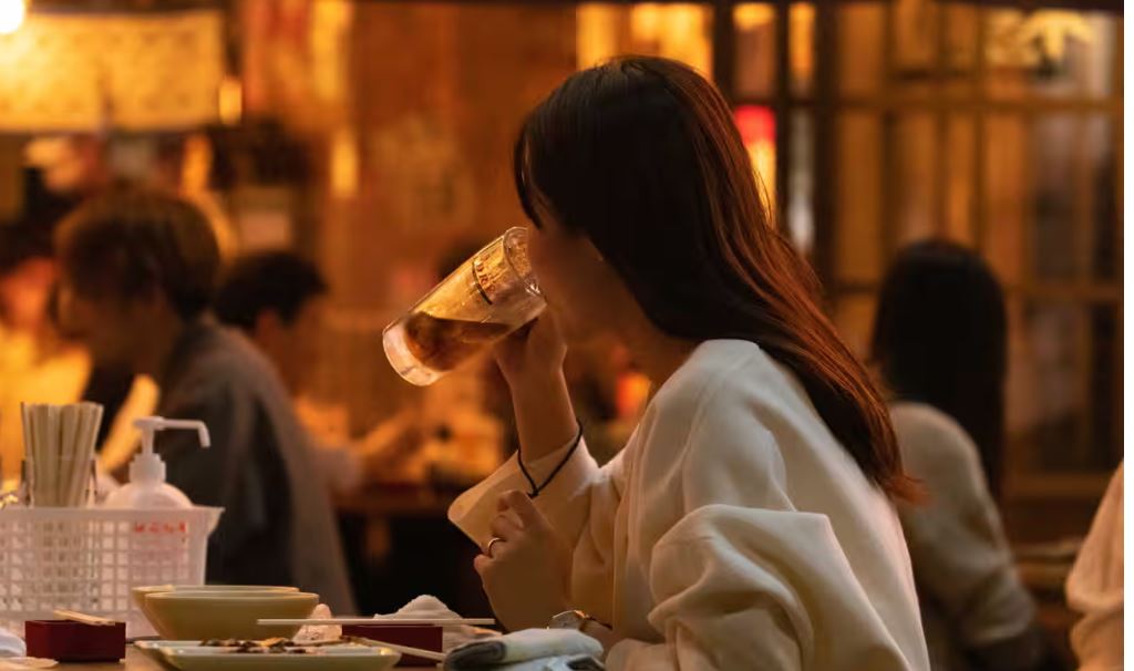 Người lái xe ở Nhật Bản được mời uống rượu để thử cảm giác nguy hiểm khi say - Ảnh 2.