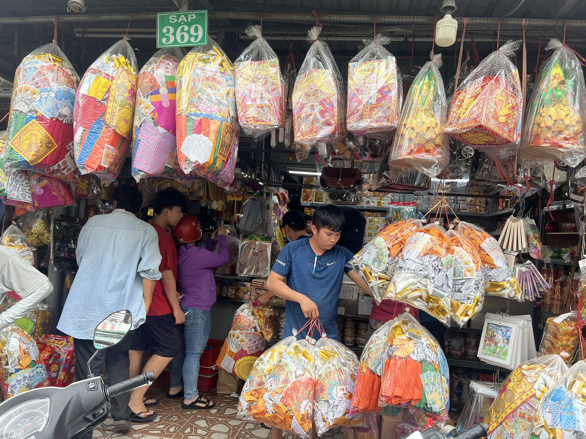 Diễn biến lạ tại chợ &quot;nhà lầu, xe hơi&quot; lớn nhất Sài Gòn dịp Vu lan - Ảnh 1.