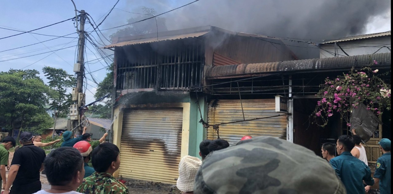 Hòa Bình: Hỏa hoạn khiến 3 nhà dân bị thiêu rụi - Ảnh 2.