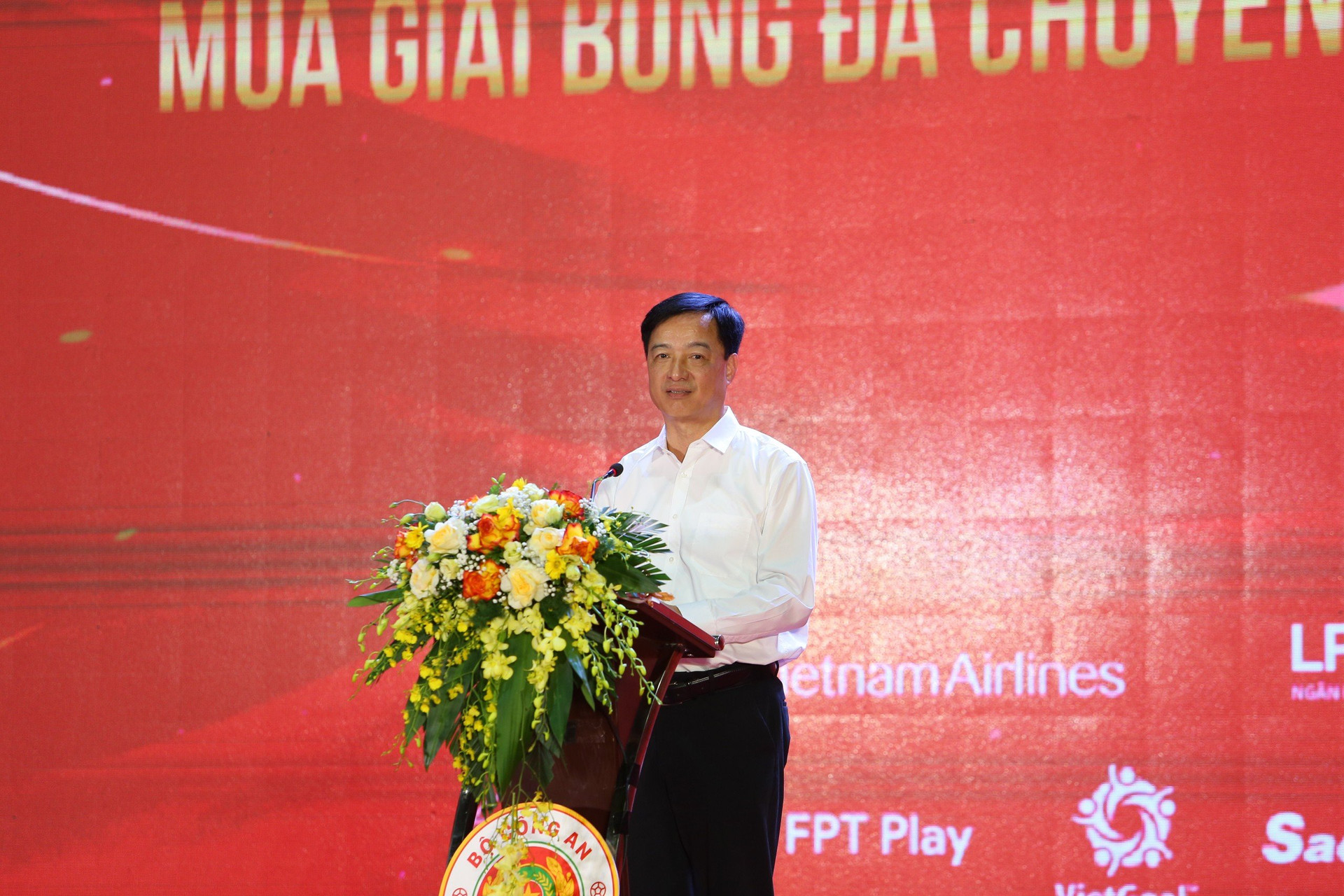 Quang Hải, Filip Nguyễn nhận bằng khen của lãnh đạo CLB Công an Hà Nội - Ảnh 3.