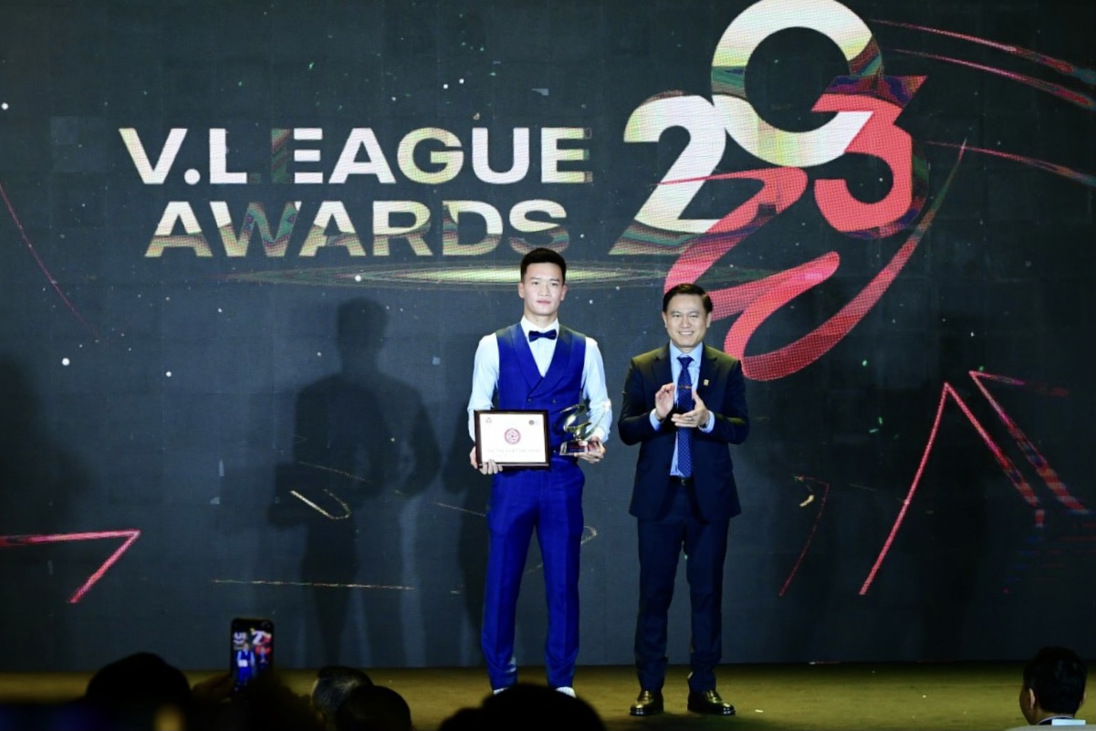 Tiền vệ Nguyễn Hoàng Đức đạt danh hiệu cầu thủ xuất sắc nhất V-League 2023 - Ảnh 1.