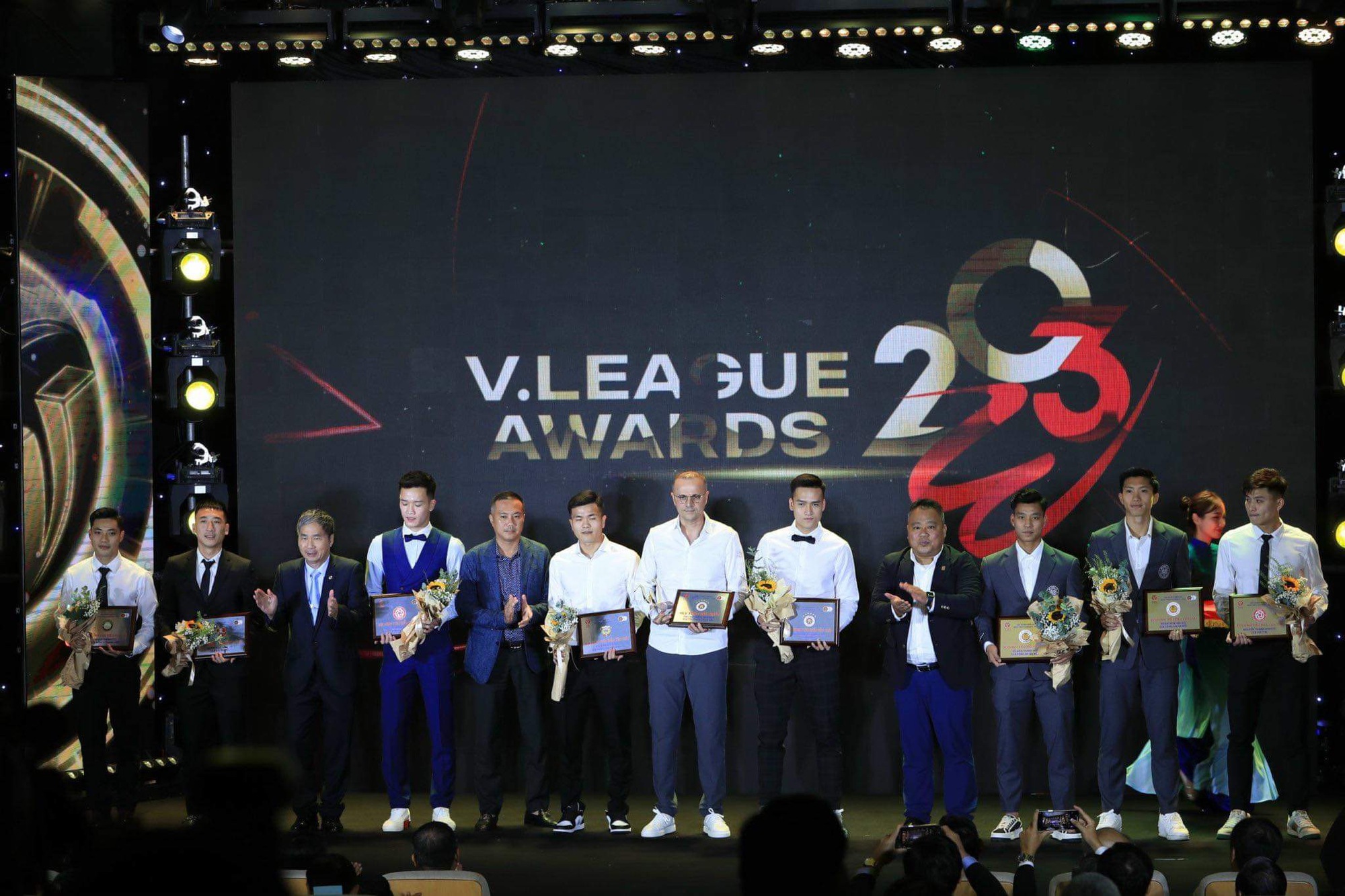 Tiền vệ Nguyễn Hoàng Đức đạt danh hiệu cầu thủ xuất sắc nhất V-League 2023 - Ảnh 2.