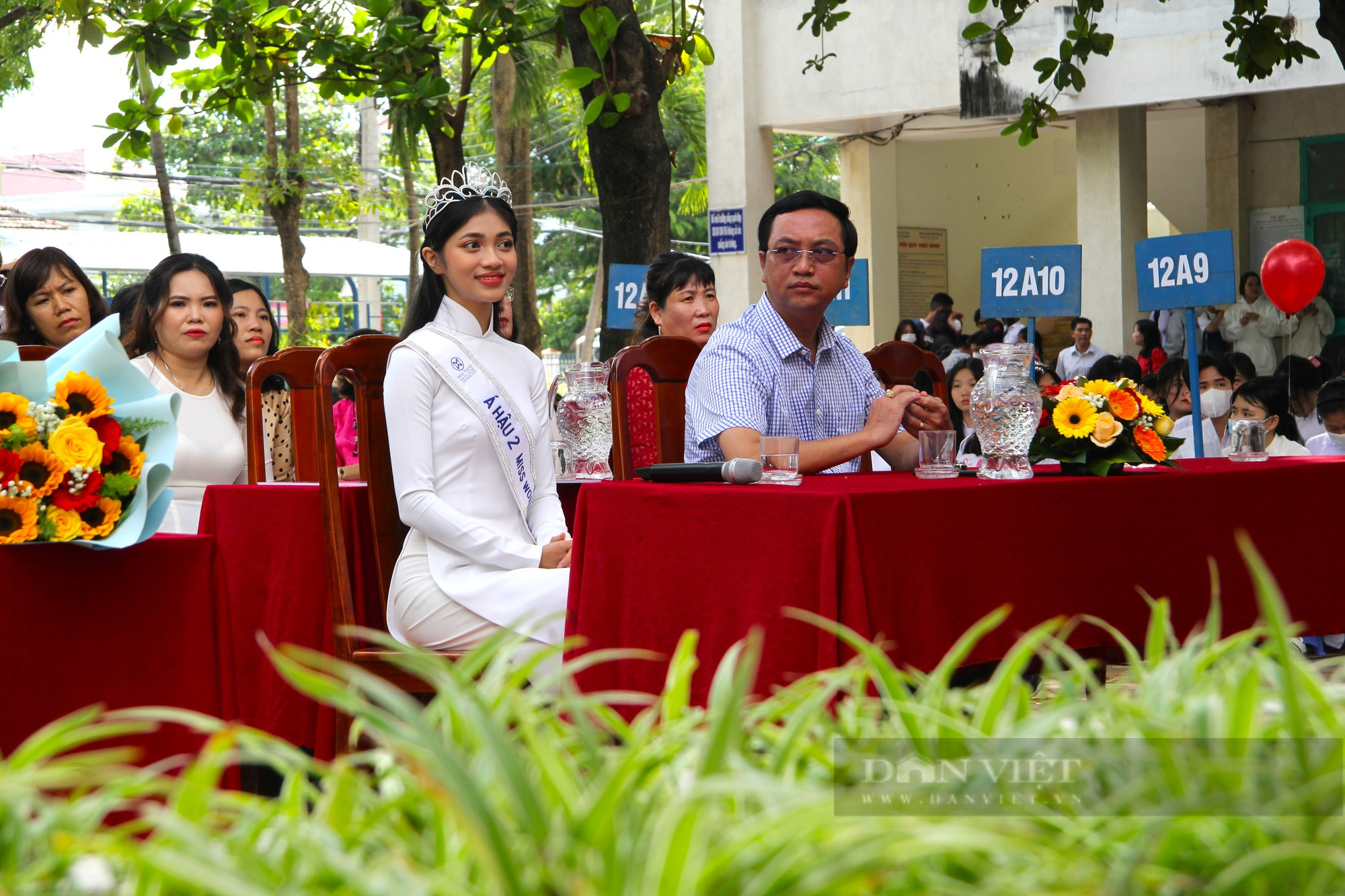 Á hậu Minh Kiên mặc áo dài trắng tinh khôi, xúc động về thăm trường cũ ở Ninh Thuận - Ảnh 1.