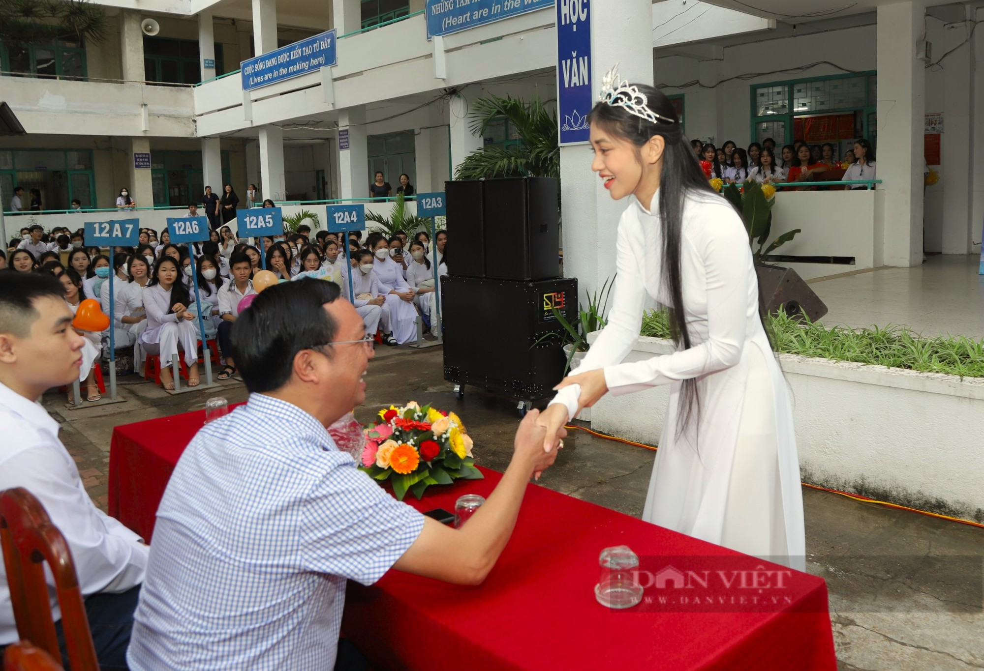 Á hậu Minh Kiên mặc áo dài trắng tinh khôi, xúc động về thăm trường cũ ở Ninh Thuận - Ảnh 2.