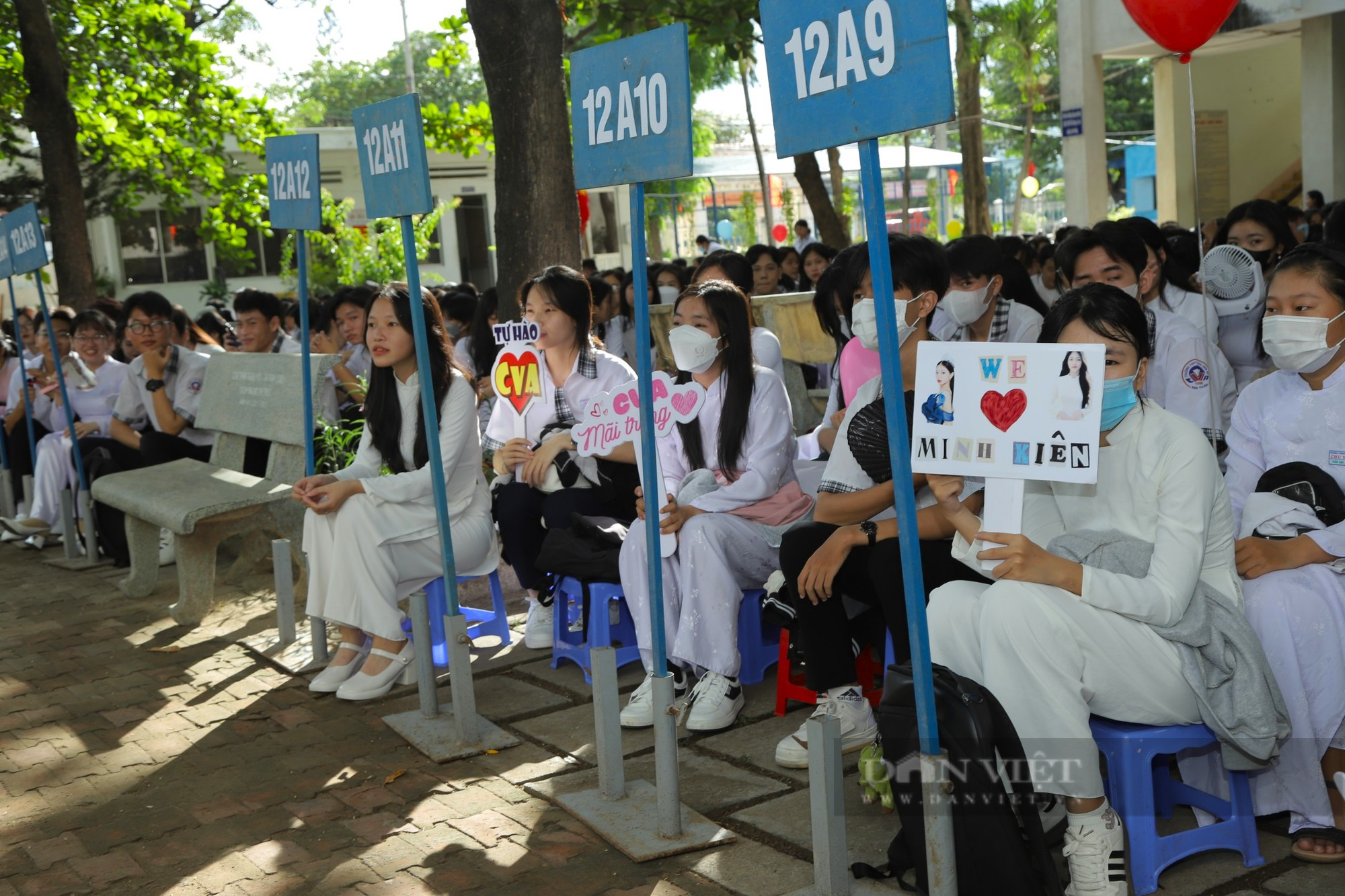 Á hậu Minh Kiên mặc áo dài trắng tinh khôi, xúc động về thăm trường cũ ở Ninh Thuận - Ảnh 4.