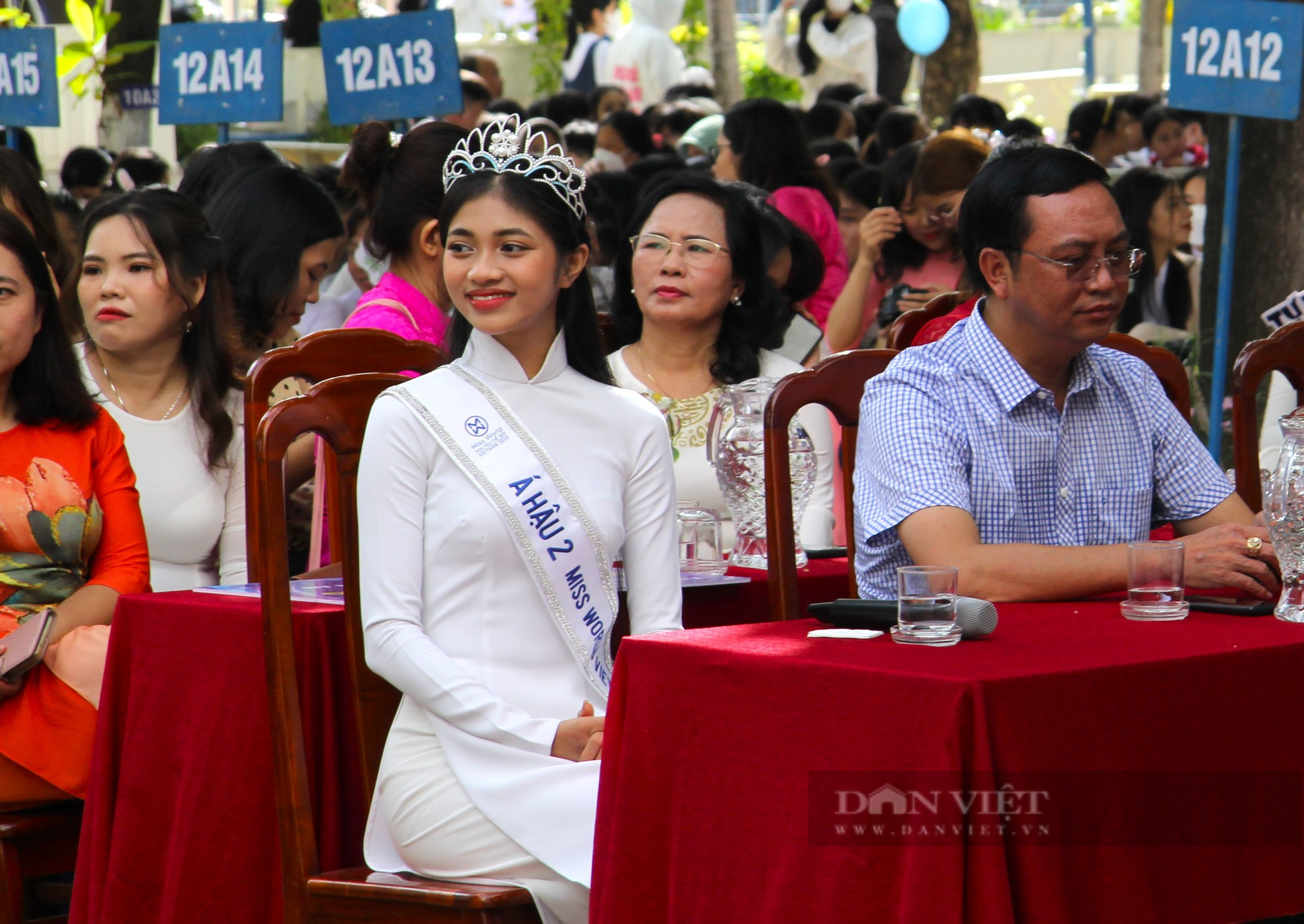 Á hậu Minh Kiên mặc áo dài trắng tinh khôi, xúc động về thăm trường cũ ở Ninh Thuận - Ảnh 5.