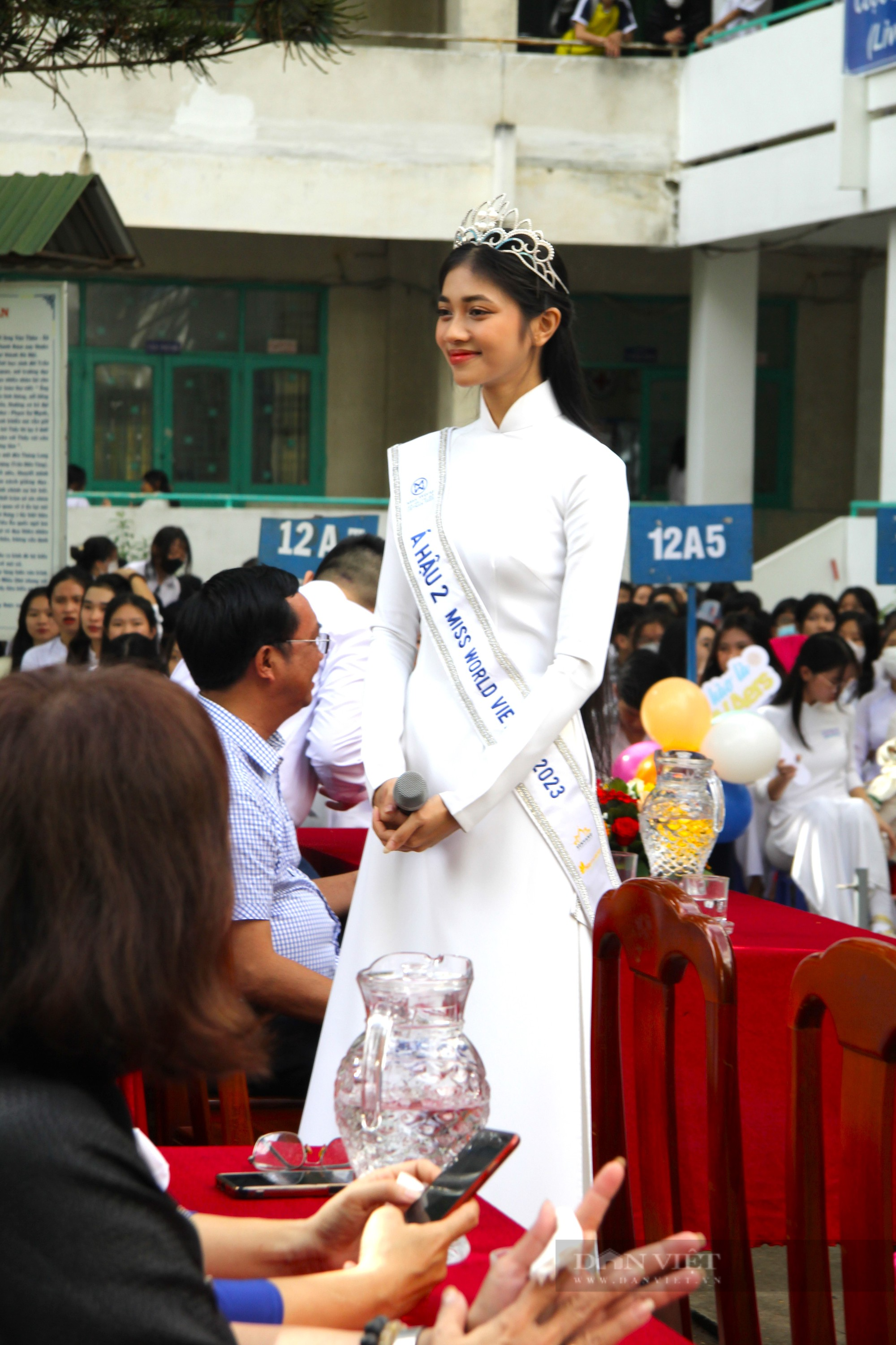 Á hậu Minh Kiên mặc áo dài trắng tinh khôi, xúc động về thăm trường cũ ở Ninh Thuận - Ảnh 6.