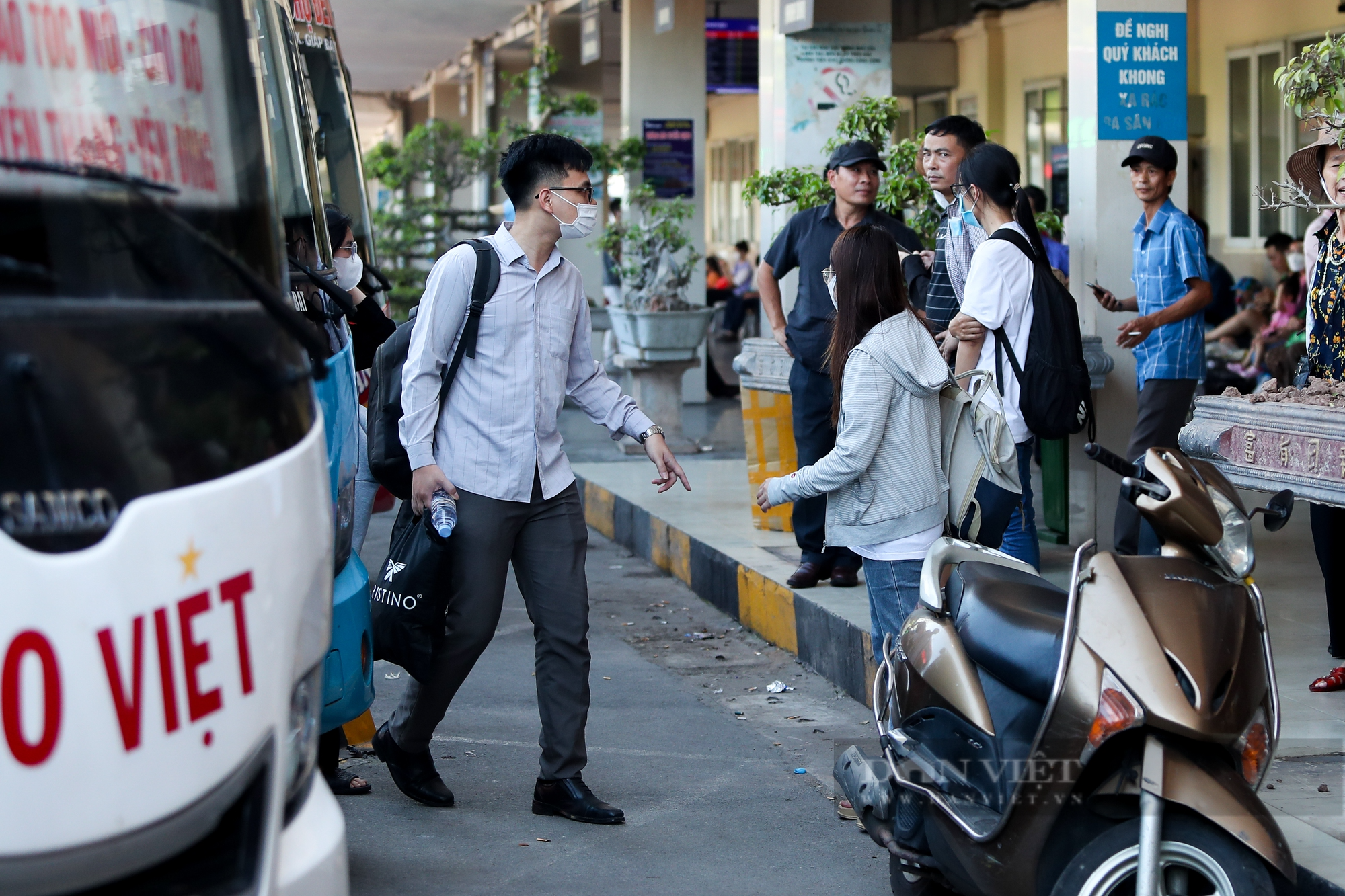 Bến xe Hà Nội đông cứng hành khách trước ngày nghỉ  lễ 2/9 - Ảnh 4.