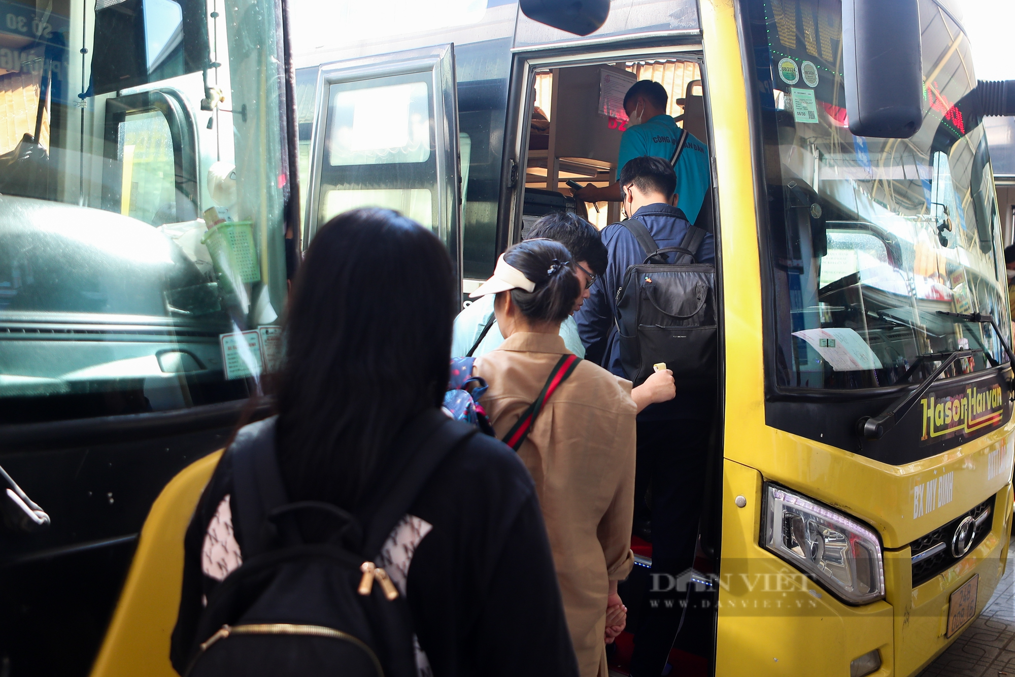 Bến xe Hà Nội đông cứng hành khách trước ngày nghỉ  lễ 2/9 - Ảnh 11.