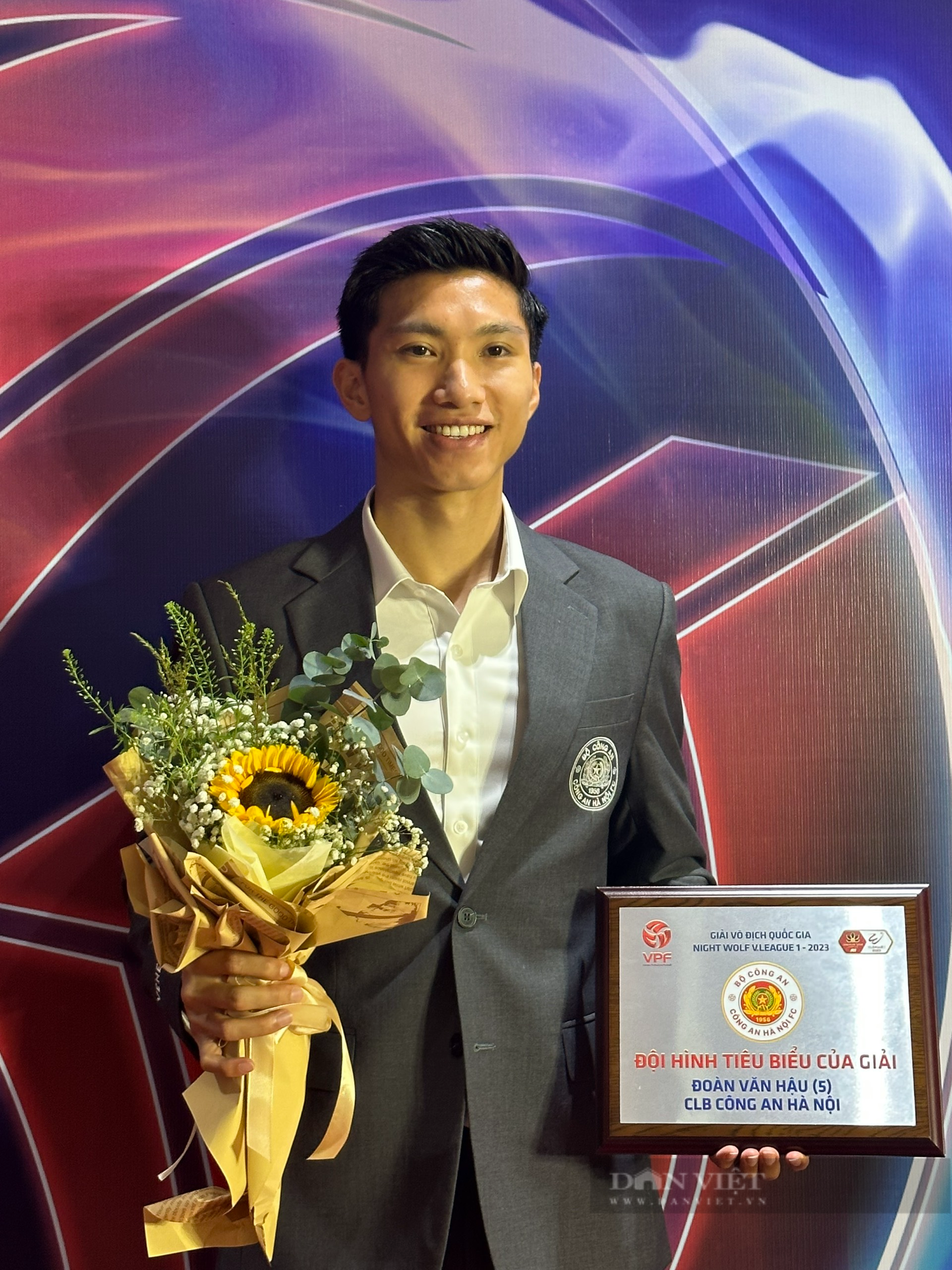 Đoàn Văn Hậu được Hoàng Đức phỏng vấn trong lễ trao giải V-League Awards 2023 - Ảnh 1.