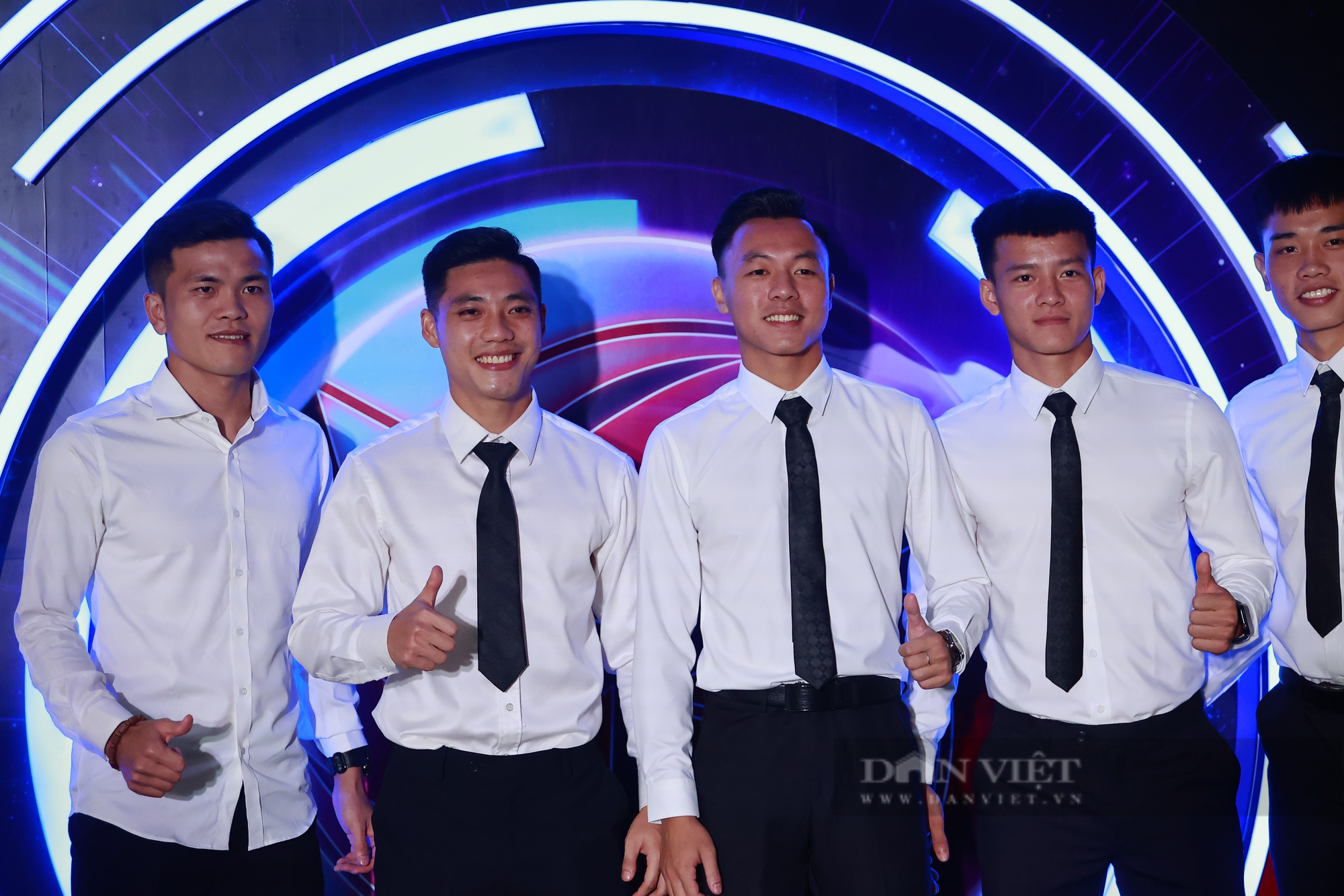 Đoàn Văn Hậu được Hoàng Đức phỏng vấn trong lễ trao giải V-League Awards 2023 - Ảnh 5.