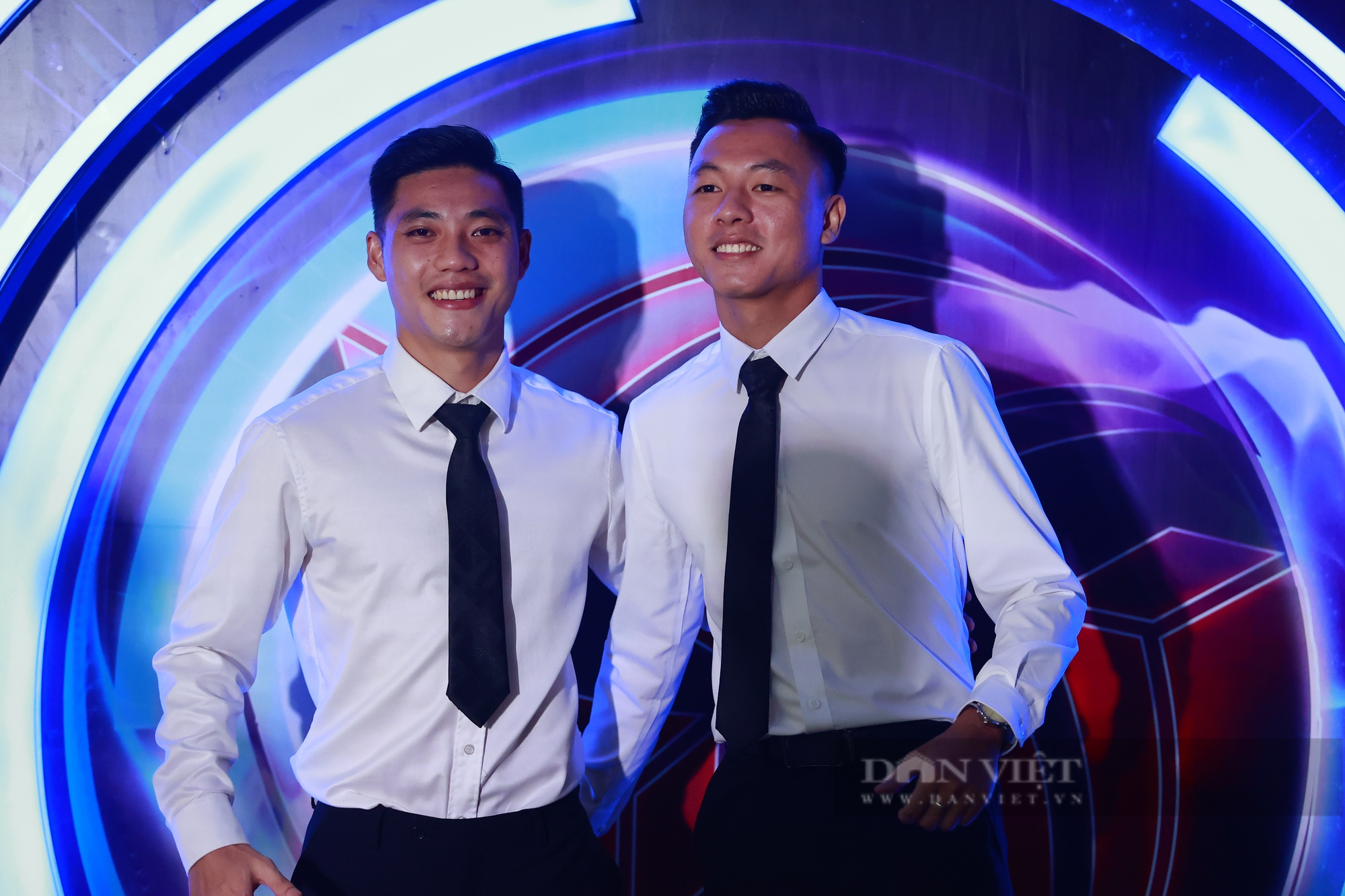 Đoàn Văn Hậu được Hoàng Đức phỏng vấn trong lễ trao giải V-League Awards 2023 - Ảnh 6.