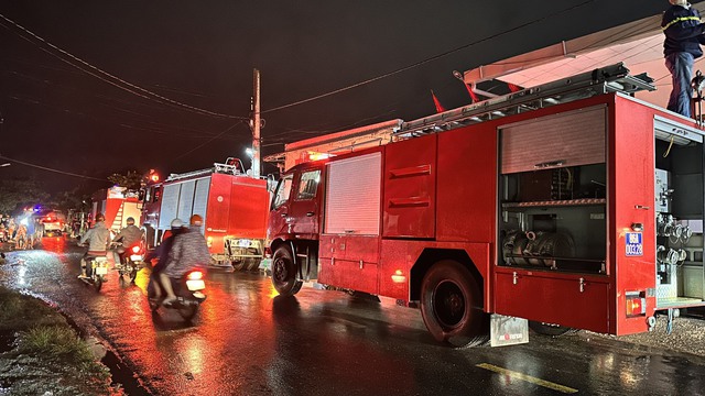 Vụ cháy tiệm sửa xe khiến 2 người tử vong ở TP Phan Thiết: Người dân nghe tiếng nổ lớn rồi ngọn lửa bùng cháy - Ảnh 1.