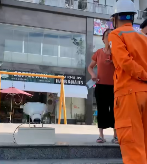 Chuyện lạ ở Hà Nội: Điện lực phát loa trước sảnh chung cư báo cắt điện vì chủ đầu tư nợ hàng trăm triệu đồng - Ảnh 1.