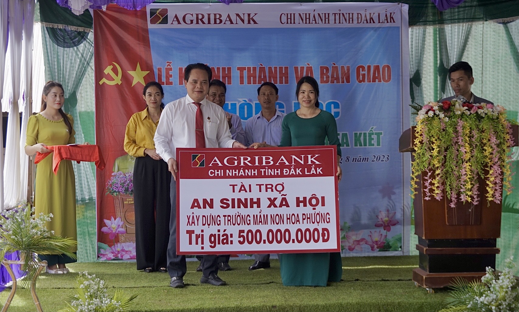 Agribank tỉnh Đắk Lắk bàn giao phòng học trị giá 500 triệu đồng tại xã Ea Kiết  - Ảnh 1.