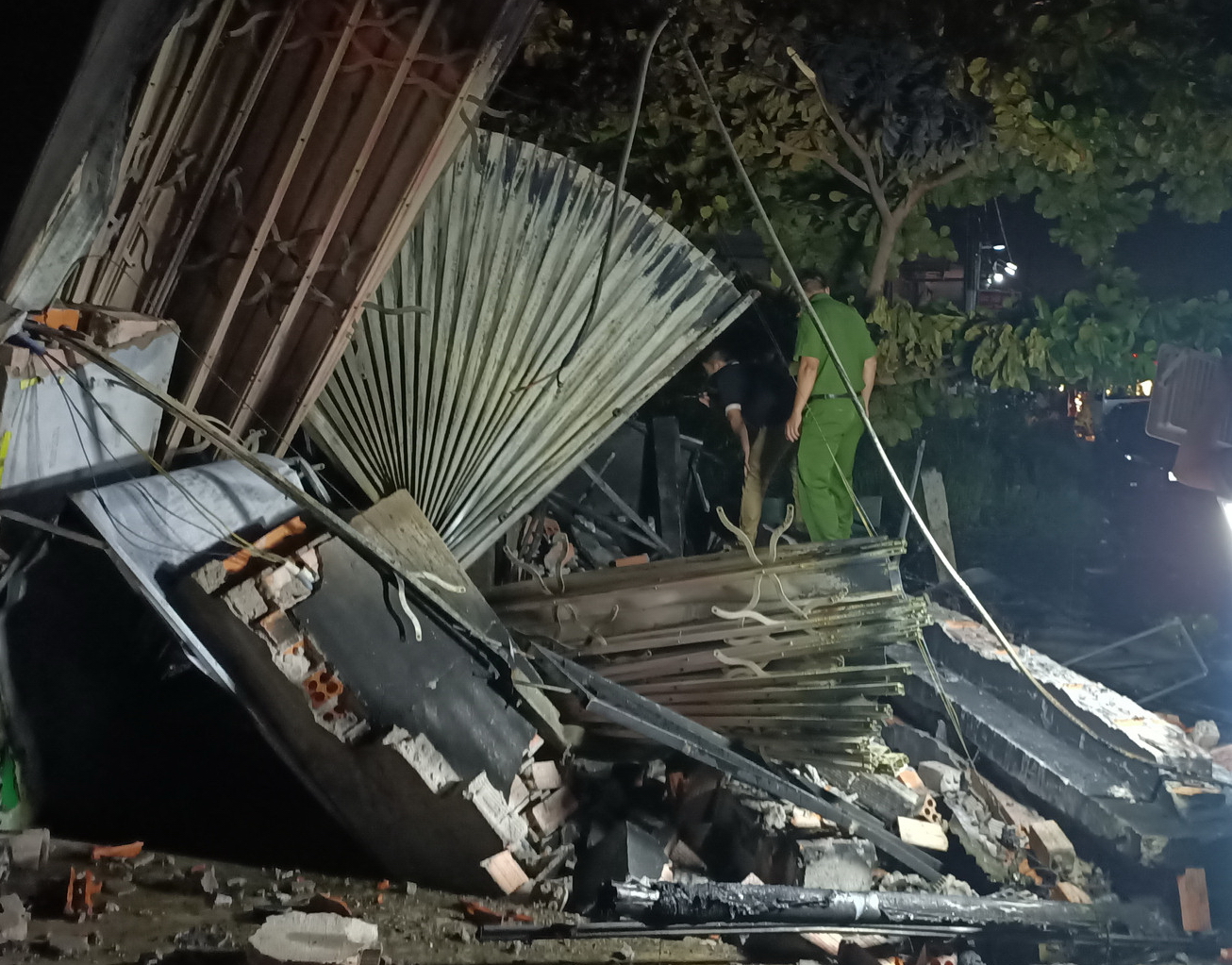 Vụ cháy tiệm sửa xe khiến 2 người tử vong ở TP Phan Thiết: Người dân nghe tiếng nổ lớn rồi ngọn lửa bùng cháy - Ảnh 2.