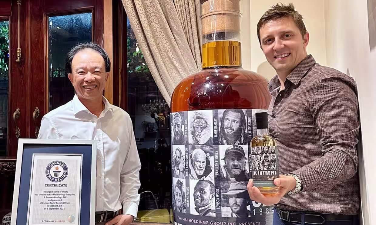 Lộ danh tính người Việt mua chai rượu cao nhất thế giới 1,8m, giá 1,4 triệu USD - Ảnh 1.