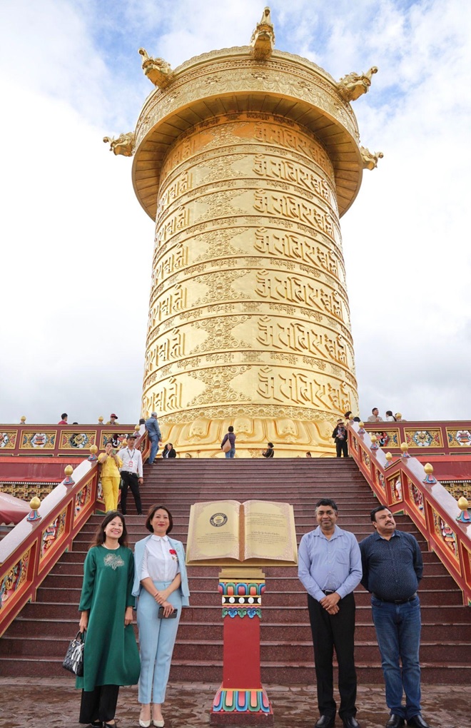 Tổng lãnh sự Ấn Độ tại TP. Hồ Chí Minh ấn tượng với Đại bảo tháp kinh luân lớn nhất thế giới - Ảnh 2.