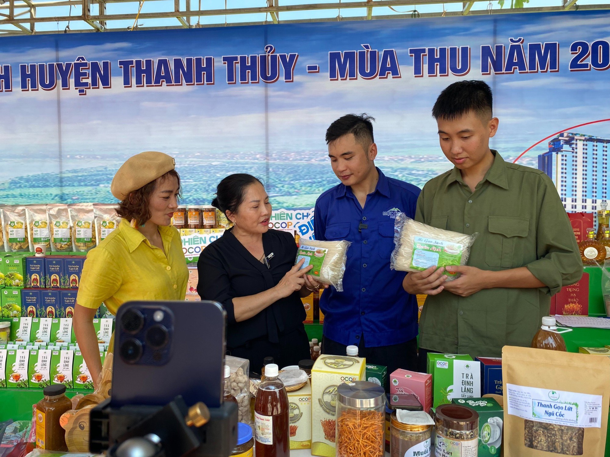 Lần đầu tiên, nông dân một huyện của tỉnh Phú Thọ cho nông sản lên 'sóng', chốt đơn mỏi tay - Ảnh 1.