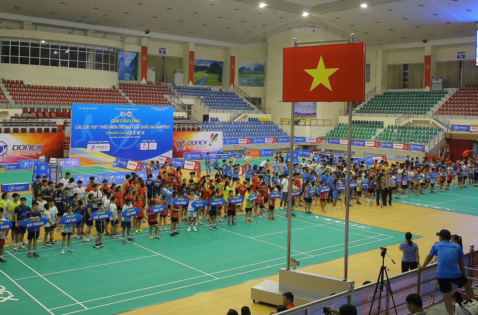 Gần 400 VĐV tranh tài tại Giải Cầu lông các cây vợt thiếu niên, trẻ xuất sắc quốc gia 2023 - Ảnh 1.