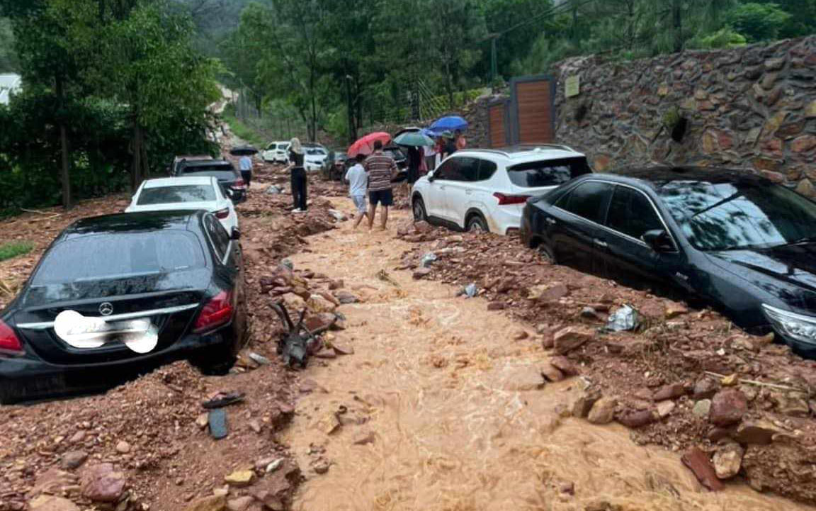 Hà Nội: Nhiều ô tô bị đất đá vùi lấp sau cơn mưa lớn - Ảnh 1.