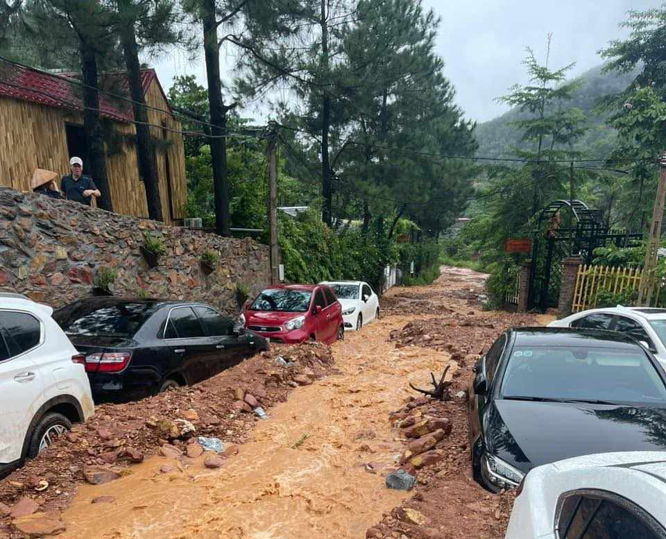 Hà Nội: Nhiều ô tô bị đất đá vùi lấp sau cơn mưa lớn - Ảnh 2.