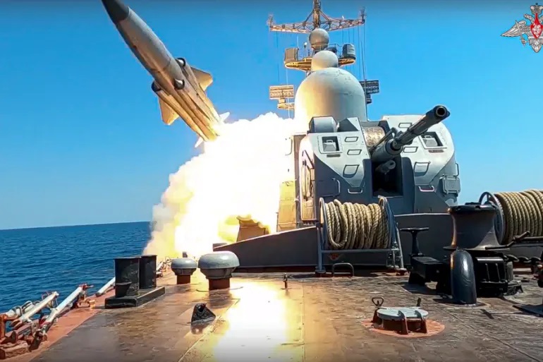 Ukraine tung xuồng tự sát tấn công căn cứ hải quân Nga  - Ảnh 1.