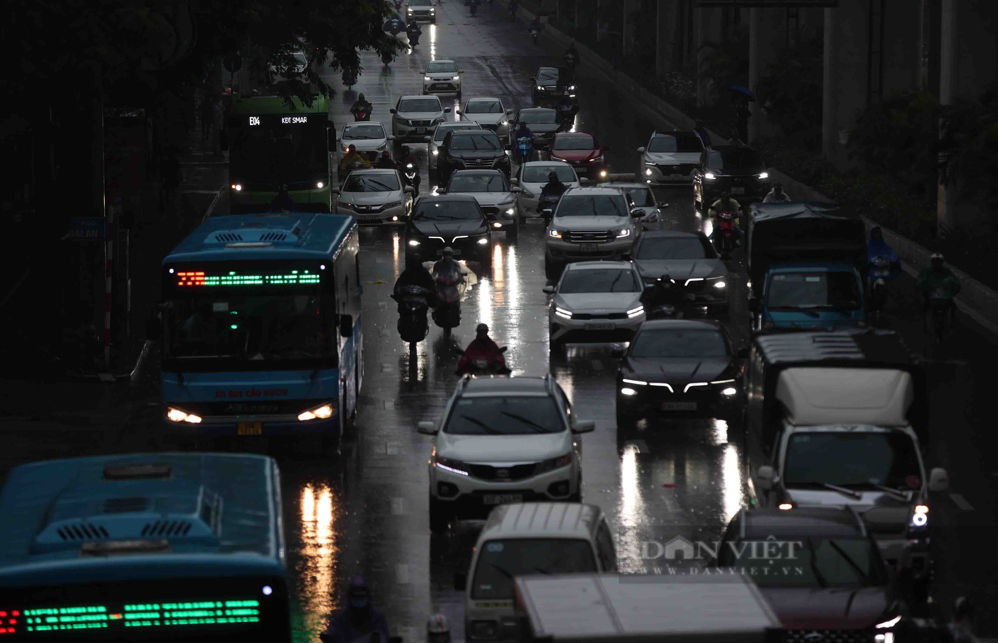 Hà Nội mưa cả ngày, nhiều ôtô phải bật đèn giữa trưa vì giảm tầm nhìn  - Ảnh 2.