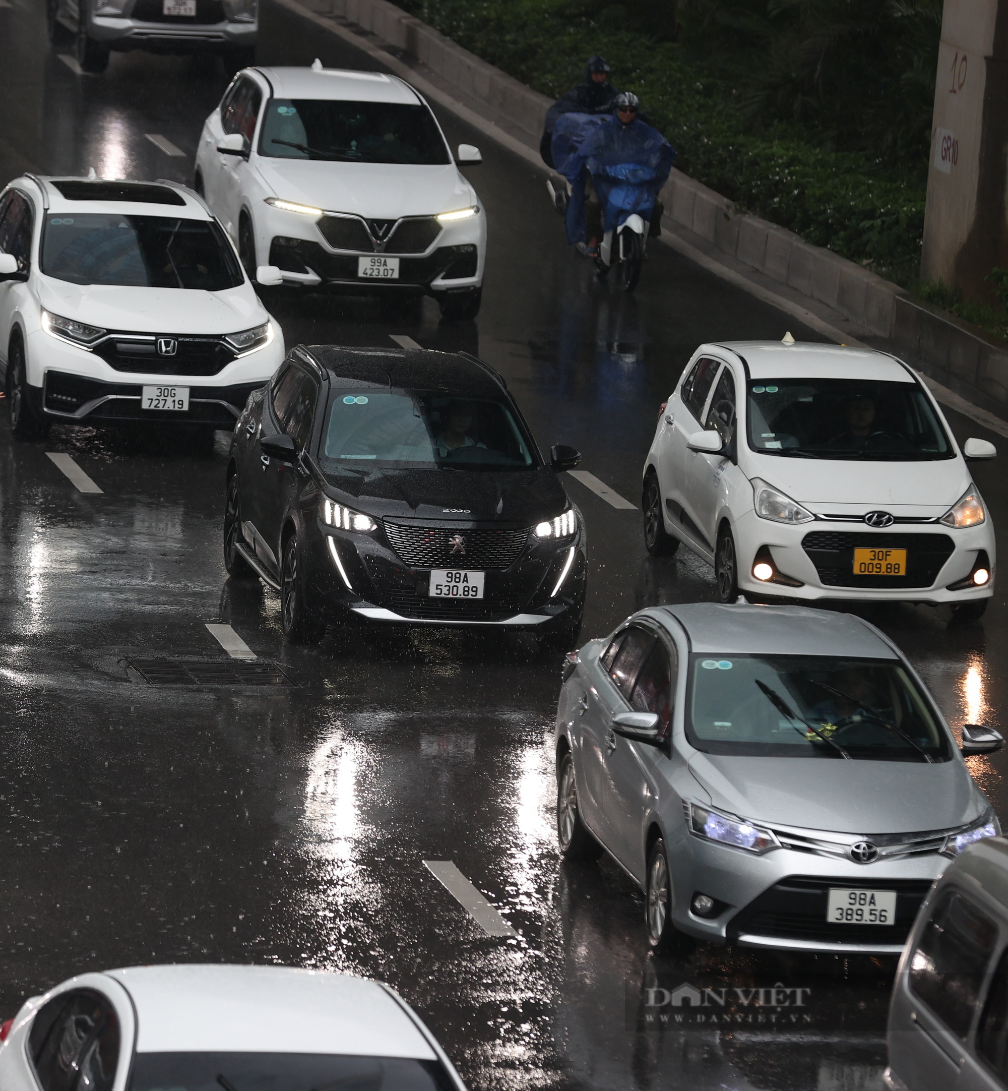 Hà Nội mưa cả ngày, nhiều ôtô phải bật đèn giữa trưa vì giảm tầm nhìn  - Ảnh 5.