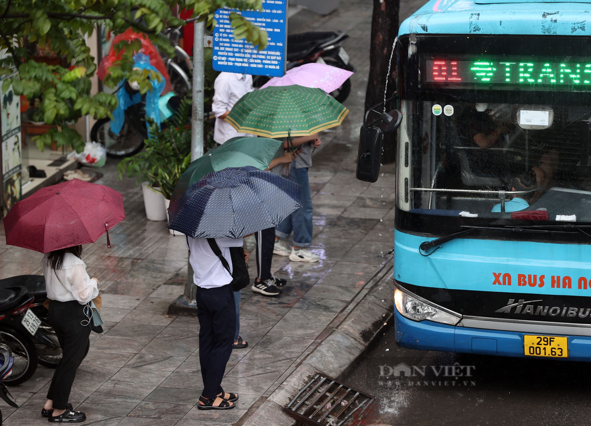 Hà Nội mưa cả ngày, nhiều ôtô phải bật đèn giữa trưa vì giảm tầm nhìn  - Ảnh 6.