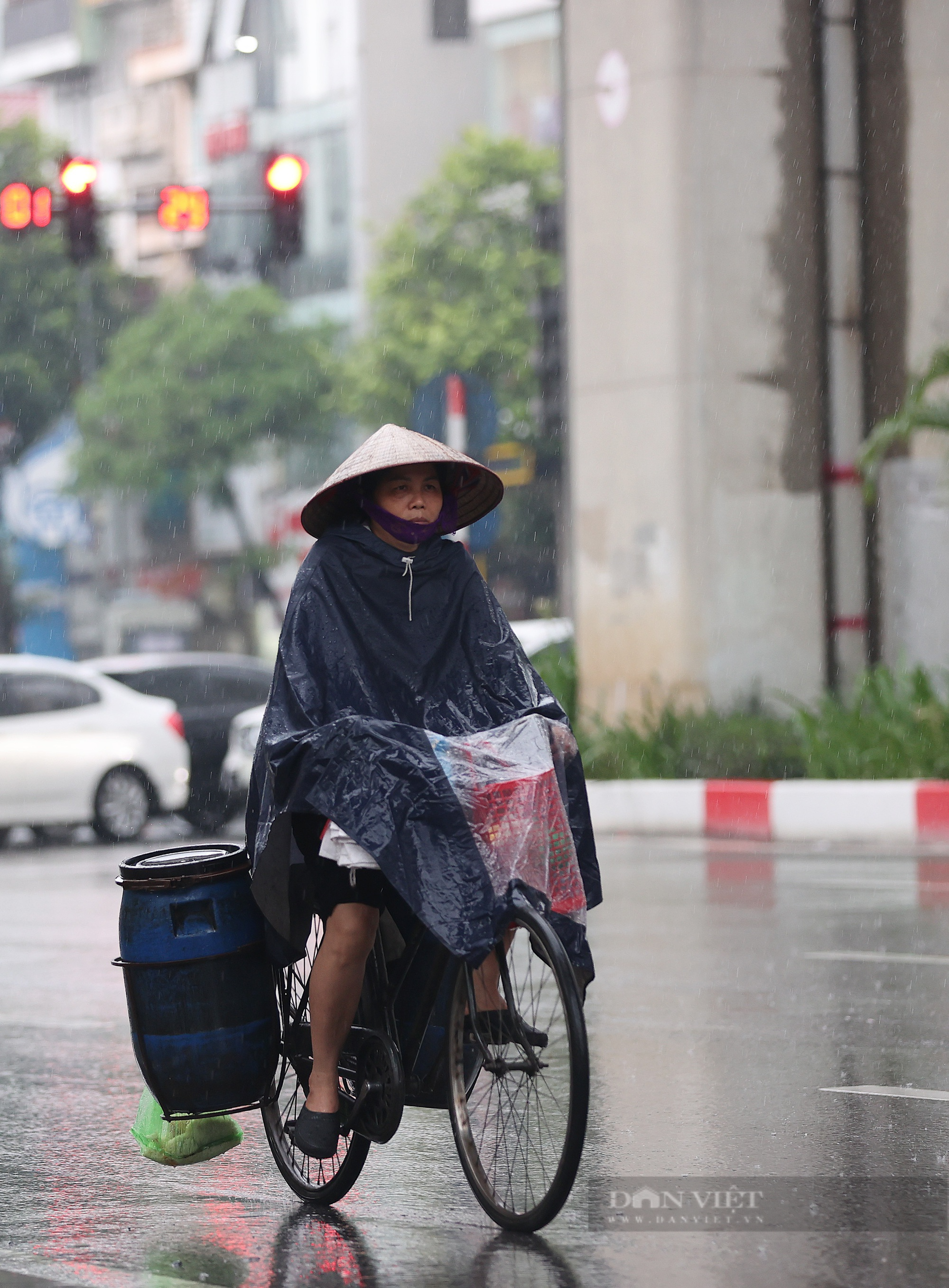 Hà Nội mưa cả ngày, nhiều ôtô phải bật đèn giữa trưa vì giảm tầm nhìn  - Ảnh 8.