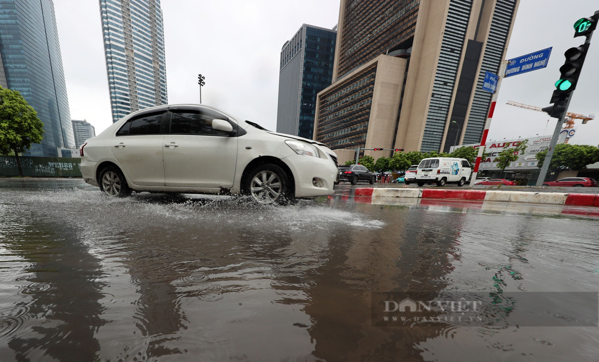 Hà Nội mưa cả ngày, nhiều ôtô phải bật đèn giữa trưa vì giảm tầm nhìn  - Ảnh 10.