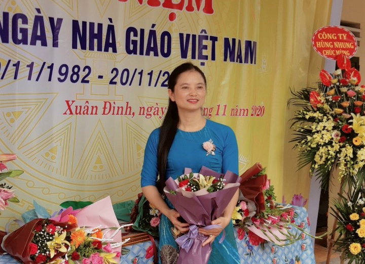 Cô giáo 19 năm dạy Văn ở Hà Nội đi làm cỏ, bóc tỏi kiếm thêm tiền: Tủi thân vì bị từ chối tăng lương - Ảnh 1.