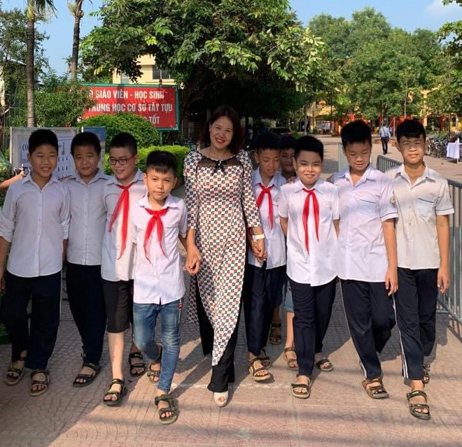 Cô giáo 19 năm dạy Văn ở Hà Nội đi làm cỏ, bóc tỏi kiếm thêm tiền: Tủi thân vì bị từ chối tăng lương - Ảnh 2.